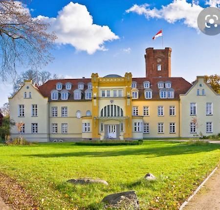 Schloss Lelkendorf Apartment Ulrichshusen Maisonette Fewo Mecklenburger Seenplatte Buitenkant foto
